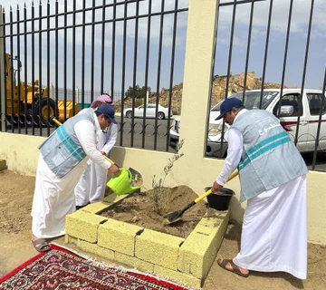 The volunteer municipality team of Al-Mandaq governorate participates in the initiative of our green yard